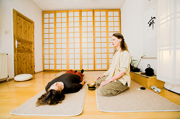 INDIVIDUELLE ANGEBOTE BODYSCAN Stressbewältigung durch Achtsamkeit - MBSR (mindfulness based stress reduction) und andere achtsamkeitsbasierte Verfahren Marlies Sonnentag,  M.Sc. M.Th.